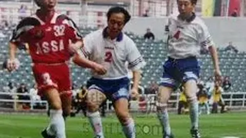 亚马尔球裤下滑引争议，尼科“吊儿郎当”反击范德法特挑衅