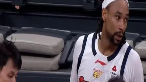 热刺门将17分钟送两礼后离场，赛后发文回顾比赛细节